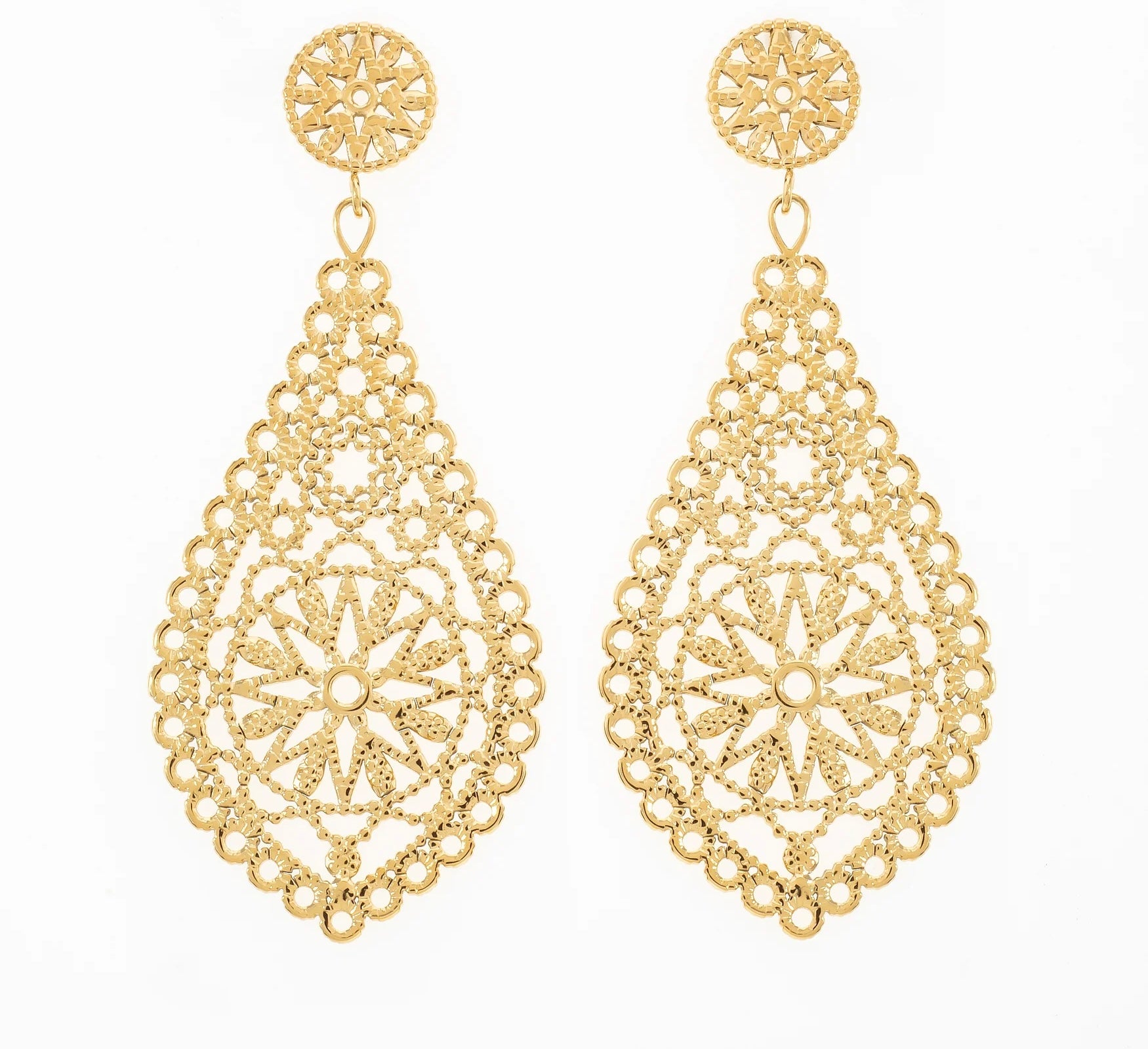 Affiche un look raffiné et audacieux avec ces sublimes boucles d’oreilles, en acier inoxydable et plaqué or, au design inspiré de la dentelle. Leur forme allongée en goutte d’eau, ornée de motifs géométriques ajourés, rappelle des rosaces délicates. Légères et ultra-féminines, elles apportent une touche bohème chic à n’importe quelle tenue. Ces boucles d’oreilles sont parfaites pour la femme stylée, qui aime se démarquer. Prête à les adopter et à briller ?