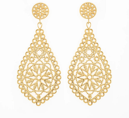 Affiche un look raffiné et audacieux avec ces sublimes boucles d’oreilles, en acier inoxydable et plaqué or, au design inspiré de la dentelle. Leur forme allongée en goutte d’eau, ornée de motifs géométriques ajourés, rappelle des rosaces délicates. Légères et ultra-féminines, elles apportent une touche bohème chic à n’importe quelle tenue. Ces boucles d’oreilles sont parfaites pour la femme stylée, qui aime se démarquer. Prête à les adopter et à briller ?