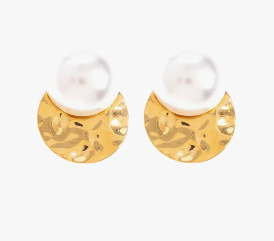 Un design unique mêlant l’éclat d’un demi-cercle martelé, à la douceur d’une perle nacrée, en acier inoxydable et plaqué or. Parfaites pour apporter une touche chic à ton look, que ce soit pour une journée au bureau ou une soirée spéciale. Ces boucles d’oreilles sont un accessoire incontournable pour sublimer ta tenue avec classe et originalité.