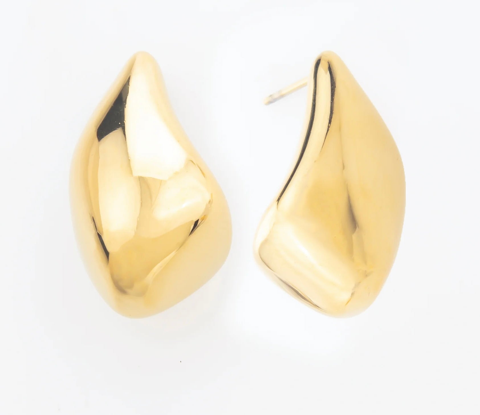 Laisse-toi séduire par l'audace de ces boucles d'oreilles, en acier inoxydable et plaqué or. Leur design organique et asymétrique rappelle des formes douces et naturelles. Ces boucles d’oreilles, avec leur surface lisse et polie, apportent une touche d'élégance à tes tenues. Simples mais percutantes, elles sont parfaites pour exprimer ton style avec une touche d'originalité. Un indispensable pour les amatrices de pièces uniques et intemporelles !

