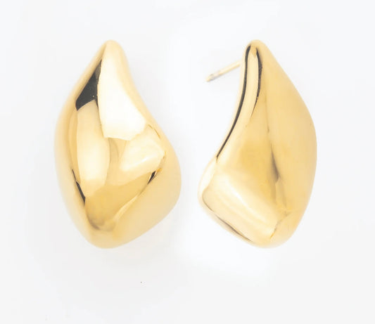 Laisse-toi séduire par l'audace de ces boucles d'oreilles, en acier inoxydable et plaqué or. Leur design organique et asymétrique rappelle des formes douces et naturelles. Ces boucles d’oreilles, avec leur surface lisse et polie, apportent une touche d'élégance à tes tenues. Simples mais percutantes, elles sont parfaites pour exprimer ton style avec une touche d'originalité. Un indispensable pour les amatrices de pièces uniques et intemporelles !

