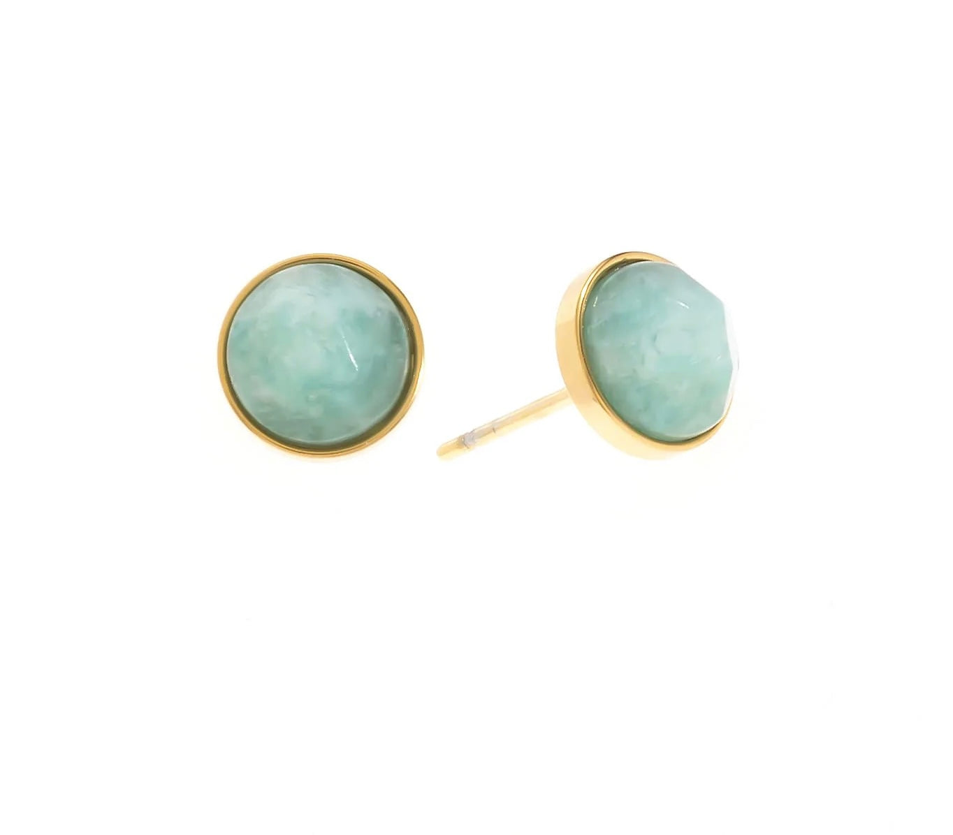 Ajoute une touche colorée avec ces boucles d'oreilles puce, en acier inoxydable,disponibles en trois pierres naturelles : rhodochrosite, quartz blanc et pierre de Tianhe. Chaque pierre, taillée en cabochon facetté, est nichée dans un cercle doré qui sublime ses nuances. La rhodochrosite séduit par son rose tendre, idéal pour une allure féminine et douce. Le quartz blanc, pur et lumineux, apporte une touche de minimalisme chic, tandis que la pierre de Tianhe, avec ses reflets bleu-vert, invite à l'évasion. 