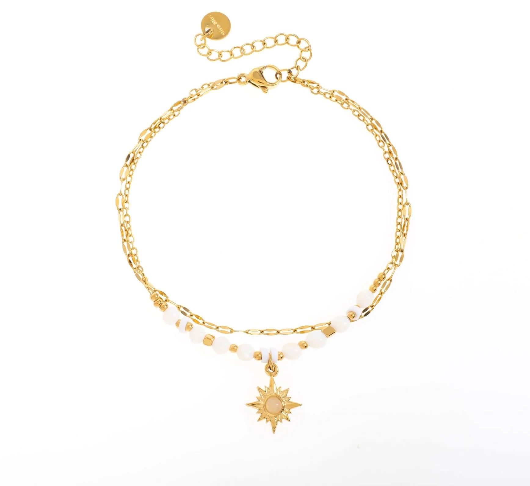 Ce bracelet double, en acier inoxydable et plaqué or, allie élégance et modernité. Composé d'une chaîne en maille urbaine fine et d'une seconde chaîne ornée de perles en pierres semi-précieuses, il se distingue par sa breloque centrale en forme de soleil, sertie d'une pierre naturelle au choix : malachite, rhodochrosite ou amazonite. Un bijou unique qui capte la lumière