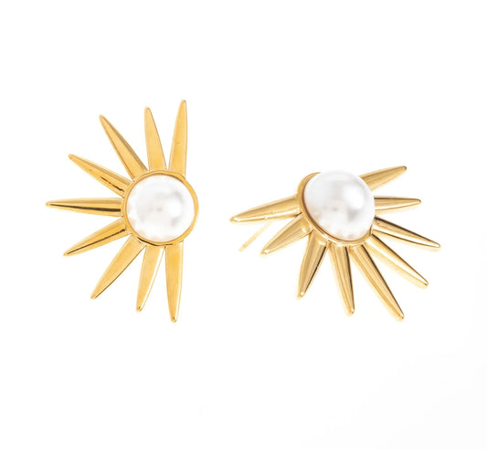 Laisse-toi séduire par ces boucles d’oreilles solaires au style audacieux, en acier inoxydable et plaqué or. Leur design éclatant est sublimé par une véritable perle d’eau douce centrale, entourée de rayons qui évoquent la puissance du soleil. Parfaites pour apporter une touche d’éclat à tes tenues avec ces boucles d’oreilles qui apportent originalité.