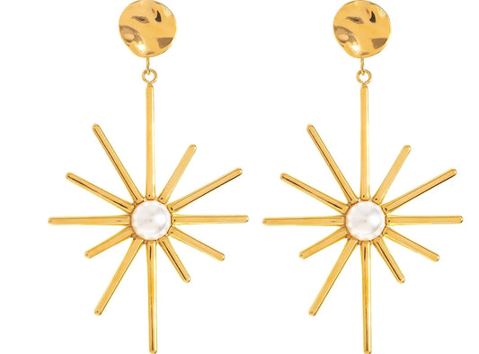 Affirme ton style avec ces boucles d’oreilles pendantes au design solaire, en acier inoxydable et plaqué or. Leurs longues branches finement travaillées, s’ouvrent autour d’une pierre centrale disponible en turquoise ou en blanc nacré. Leur design audacieux est parfait pour la femme qui n’a pas peur de se distinguer.