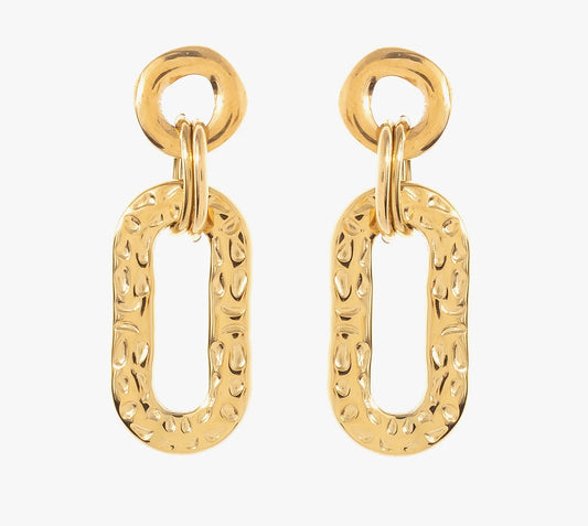 Opte pour ces boucles d'oreilles, en acier inoxydable et plaqué or, au design texturé et audacieux ! Leur forme ovale martelée apporte une touche de caractère, tandis que les anneaux reliés créent un joli mouvement. L’effet martelé capte la lumière et attire les regards tout en restant raffinées. Ces boucles d’oreilles deviendront rapidement un incontournable de ta collection !