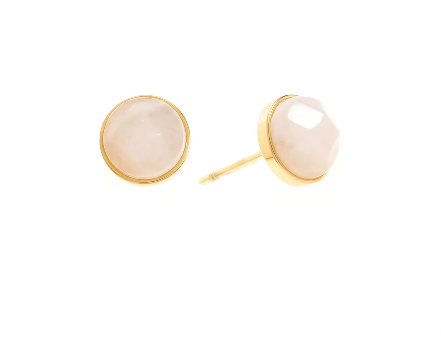 Ajoute une touche colorée avec ces boucles d'oreilles puce, en acier inoxydable,disponibles en trois pierres naturelles : rhodochrosite, quartz blanc et pierre de Tianhe. Chaque pierre, taillée en cabochon facetté, est nichée dans un cercle doré qui sublime ses nuances. La rhodochrosite séduit par son rose tendre, idéal pour une allure féminine et douce. Le quartz blanc, pur et lumineux, apporte une touche de minimalisme chic, tandis que la pierre de Tianhe, avec ses reflets bleu-vert, invite à l'évasion. 