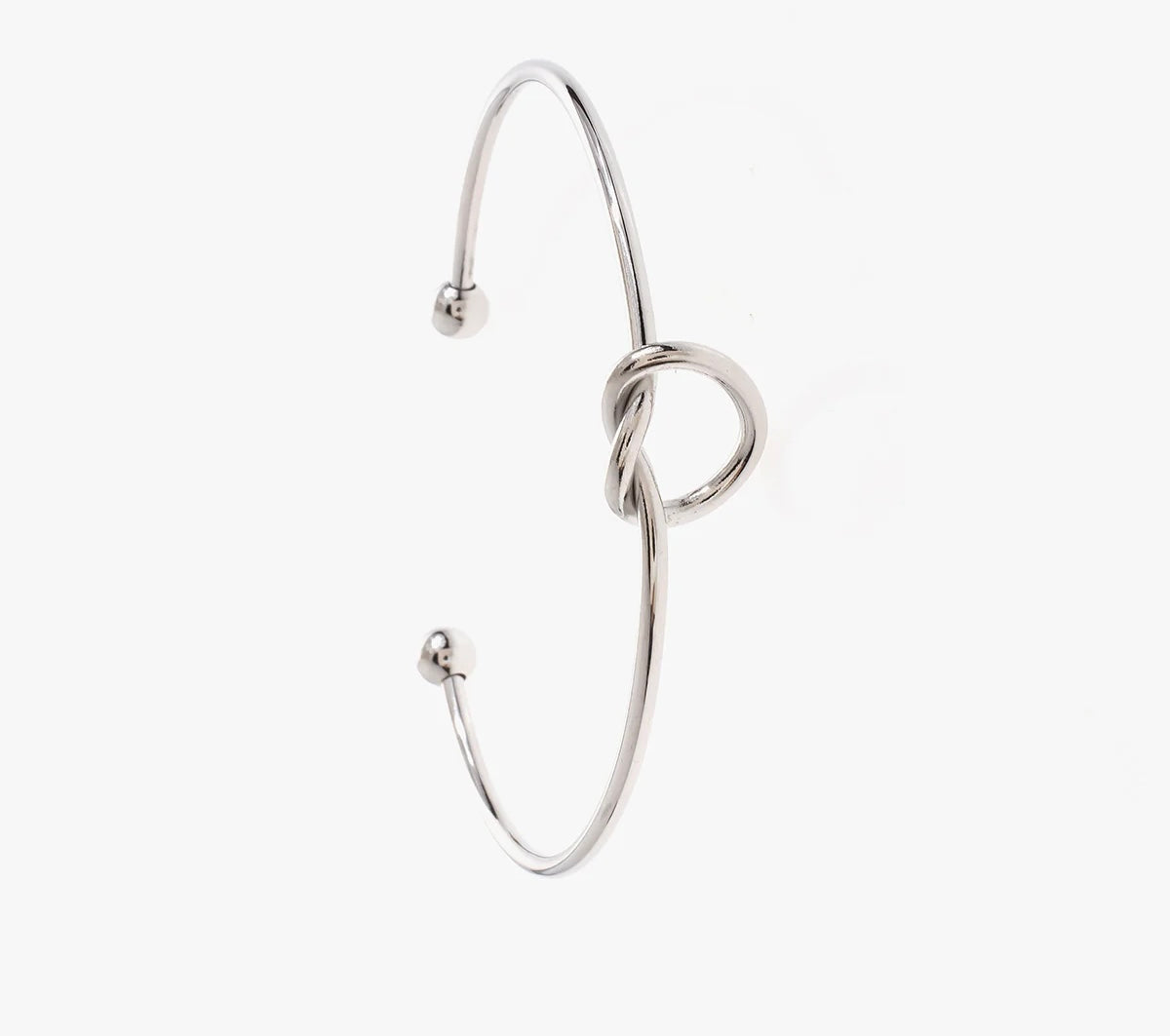 Bracelet jonc Adèle, en acier inoxydable, or ou argent, est rehaussé d'un large nœud central qui en fait une pièce maîtresse. À chaque extrémité, une petite boule apporte une touche de finition raffinée. Un bijou simple mais chic, parfait pour sublimer n'importe quelle tenue.